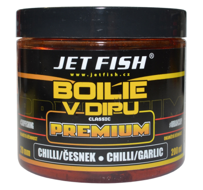 Boilies v dipu Jet Fish Premium Classic - Chilli / Česnek